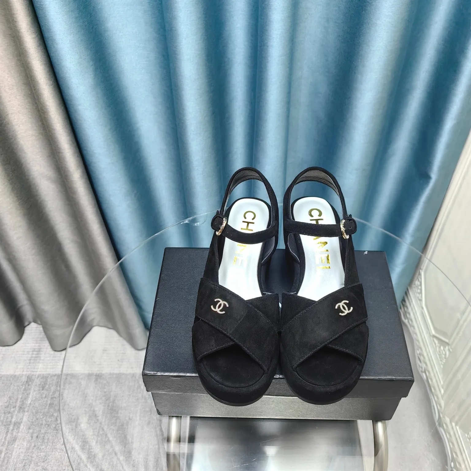 👟👟Ex-factory price 540👟👟 Top version Chanel/Chanel 24ss thick-soled lame-heeled sandals Material ☑️Fabric: patent leather/sheep ☑️Lining: sheepskin ☑️Outsole: original outsole ☑️Heel height: 7.5cm ☑️Number of yards: 35-40